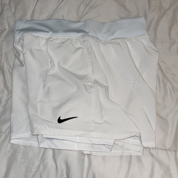 White pockets Nike running shorts - Picture 2 of 3